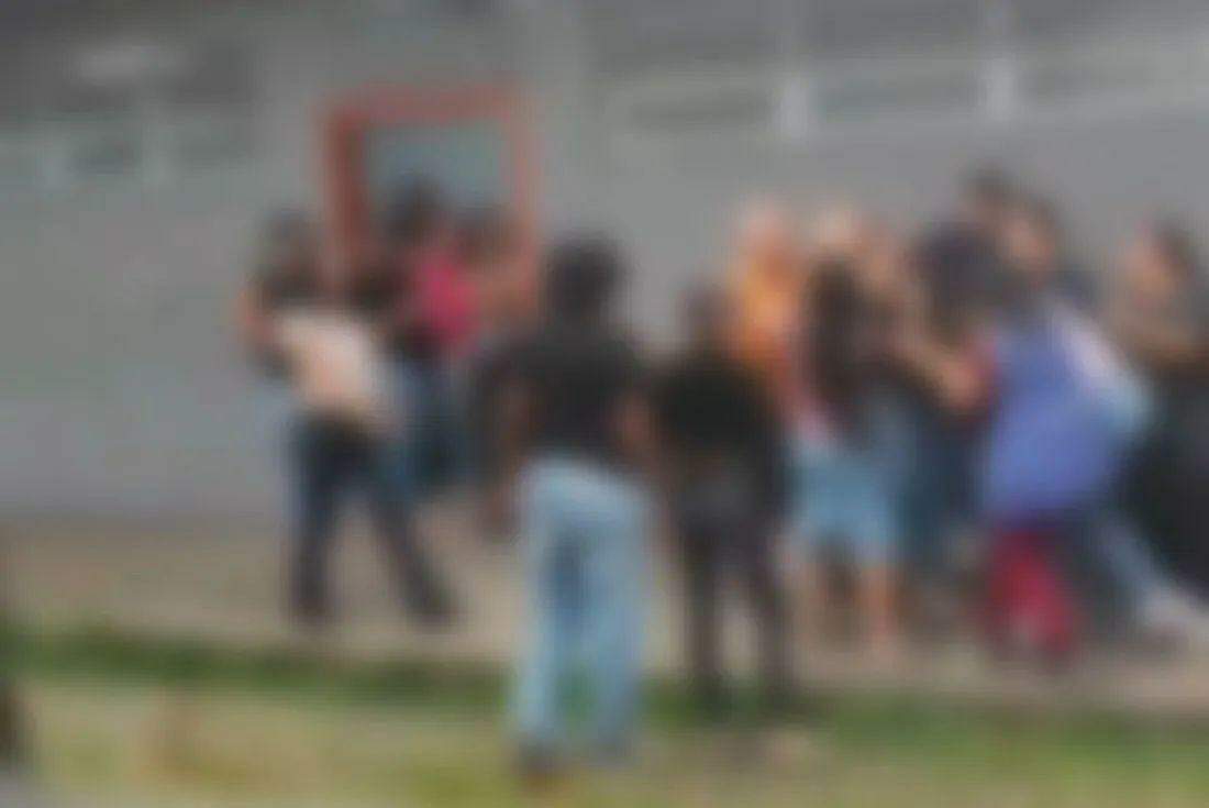 Alunas se agridem dentro de escola de Praia Grande e são incentivadas a não  parar de brigar; VÍDEO