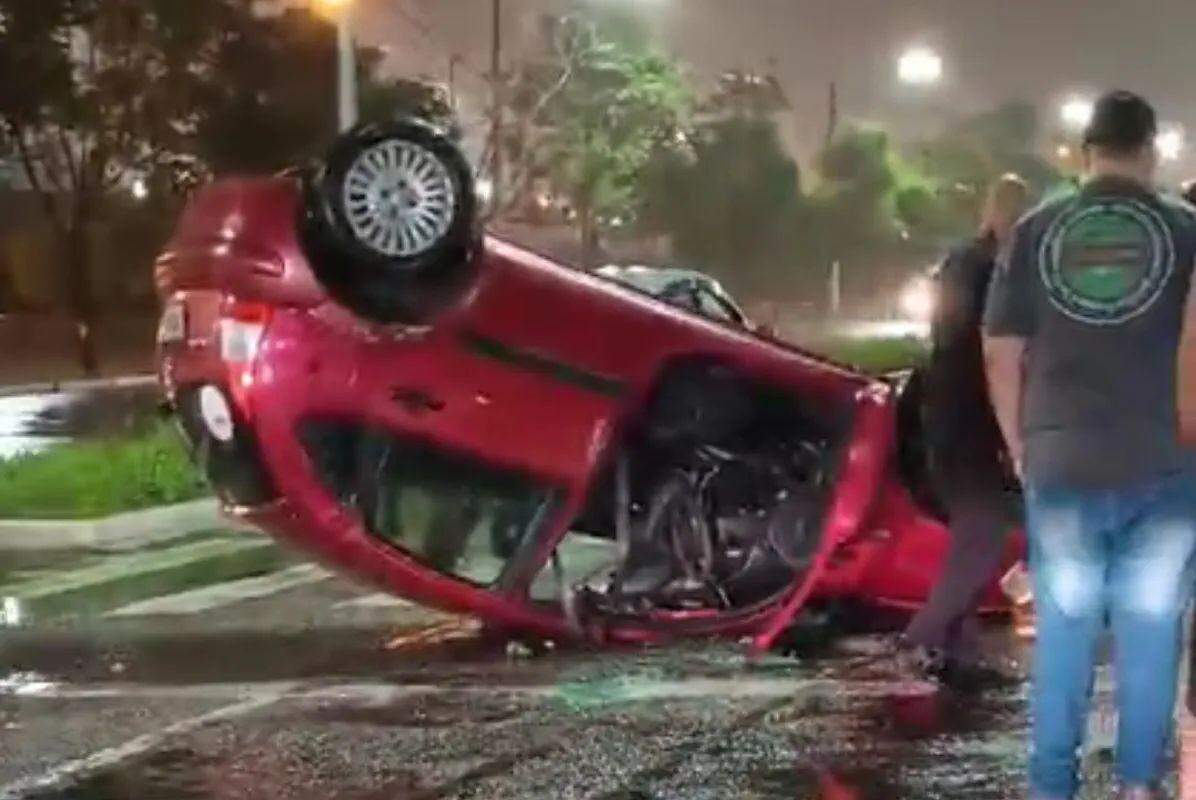 Carro com duas mulheres capota em avenida do Litoral de SP; VÍDEO