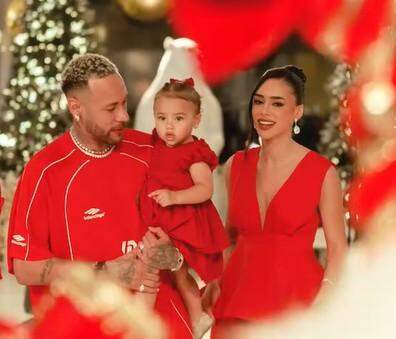 Neymar pode ser pai novamente, aponta foto de Natal com Bruna Biancardi e  Mavie