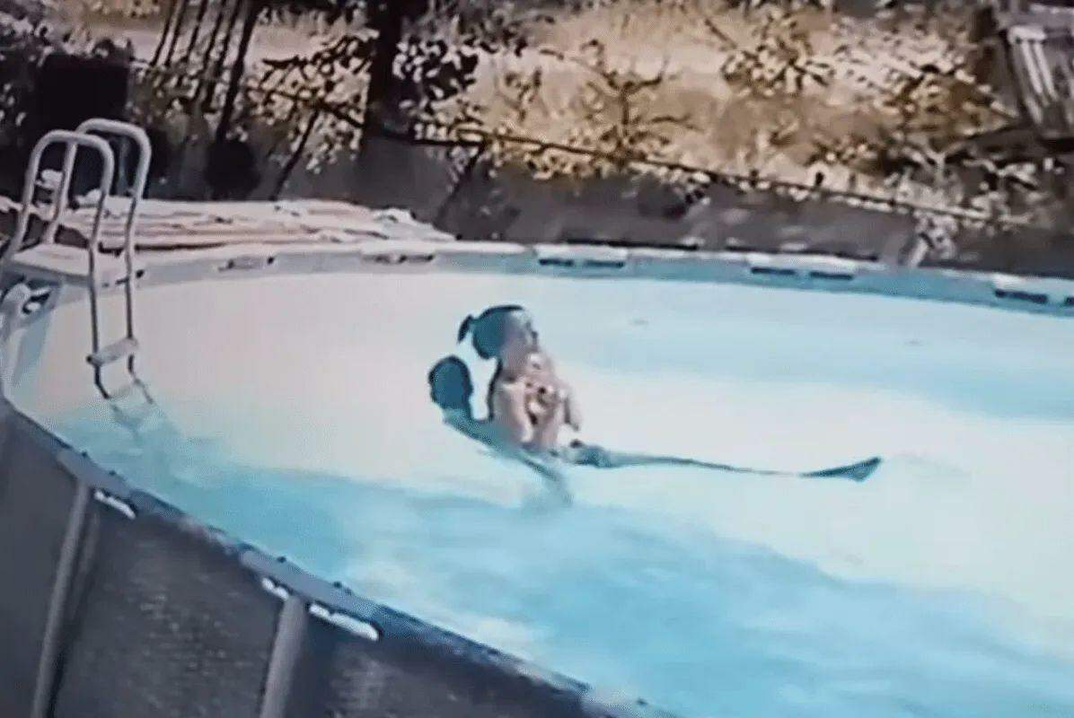 Menino de 10 anos pula na água e salva mãe durante convulsão na piscina;  VÍDEO